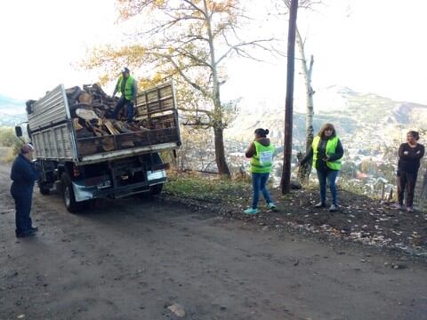 Municipio repartiendo la primera parte del Plan calor Esquel 2020.