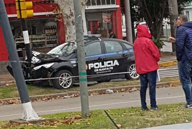 Un móvil policial chocó contra un semáforo en la zona norte. (Ministerio de Seguridad)