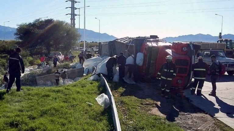 Así quedó el camión tras el vuelco.