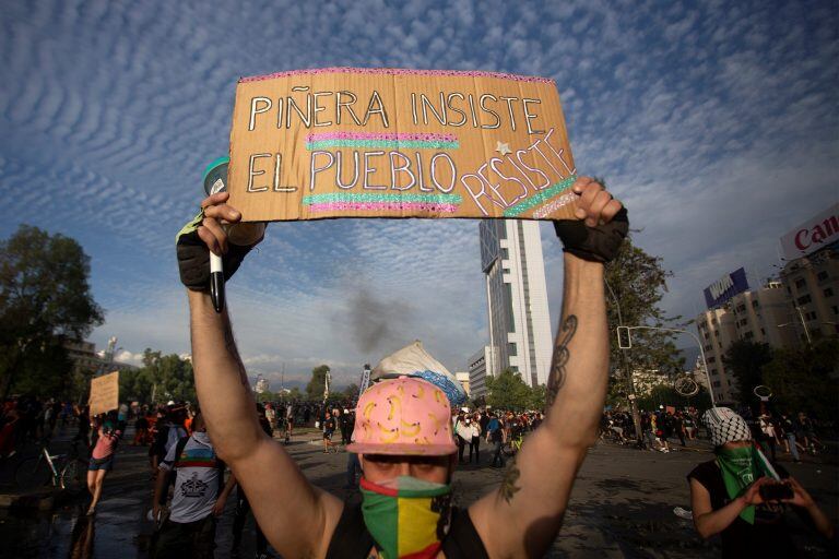 El presidente Sebastián Pinera sostuvo una reunión con líderes de algunos opositores de Chile partidos el martes, con el objetivo de encontrar una manera de poner fin a la violencia callejera que se ha cobrado 15 vidas en medio de protestas sostenidas. Crédito: CLAUDIO REYES / AFP.