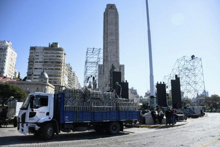 El Monumento está listo para el cierre de campaña en Rosario de Alberto y Cristina (Juan José García)