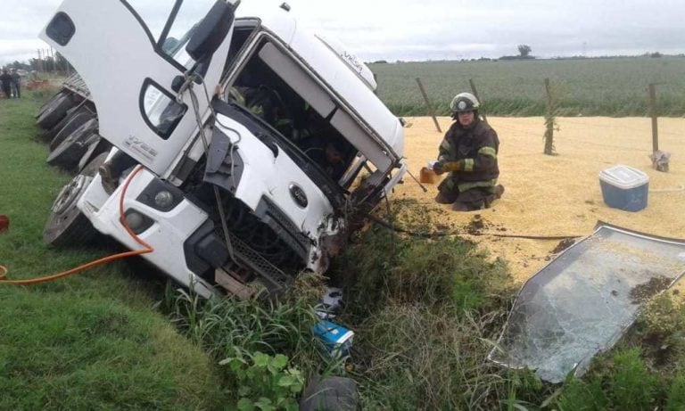 Camionero quedó atrapado en la cabina tras un choque múltiple (Info Más)