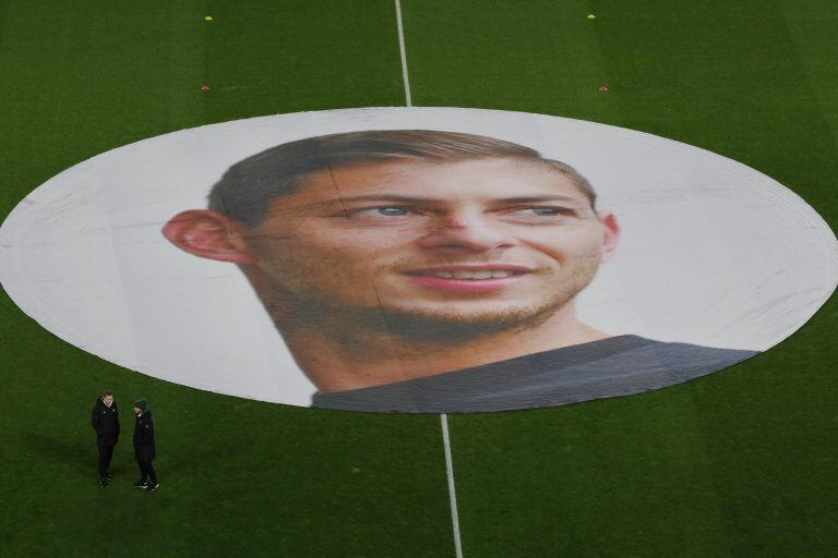 La foto de Emiliano Sala en el centro del campo de juego. (EFE)