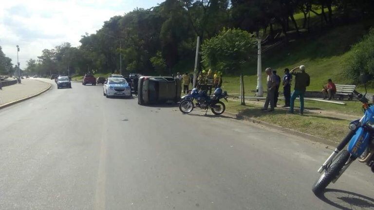 Vuelco en costanera Paraná