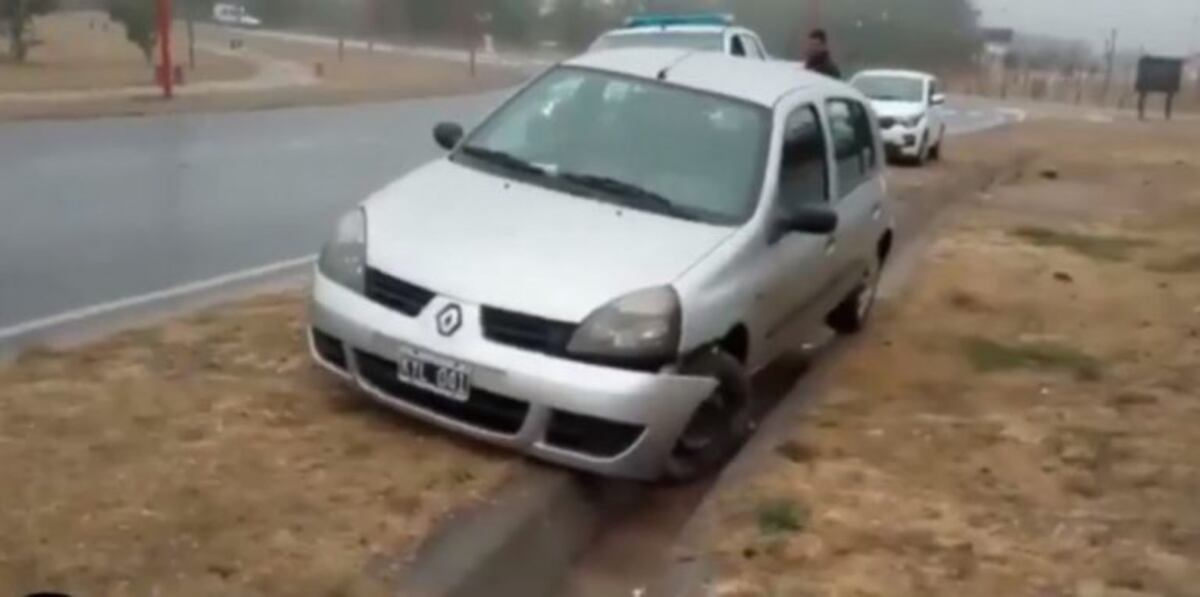 Por la lluvia, un auto cayó dentro de una canaleta en la capital puntana