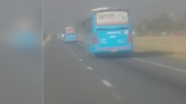 Registraron el momento del traslado de unidades nuevas de Rosario Bus a Buenos Aires. (Captura de TV)