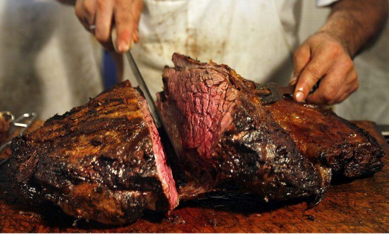 Hay que cortar la carne en pequeños trozos para los más pequeños (Foto: EFE/CÈzaro De Luca)