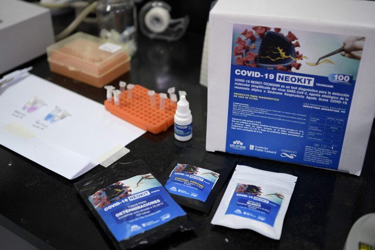 The new COVID-19 NEOKIT is displayed for the press in Buenos Aires, on May 21, 2020. - The COVID-19 NEOKIT, developed by Argentinian scientists, diagnoses the new coronavirus in less than two hours. (Photo by JUAN MABROMATA / AFP)