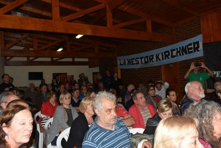 Publico presente en el salon de "SMATA" en Necochea