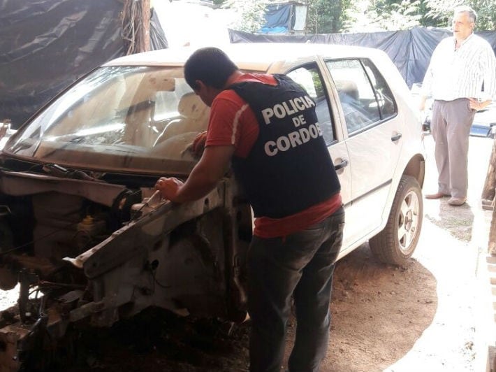 Desbaratan un desarmadero de autos.