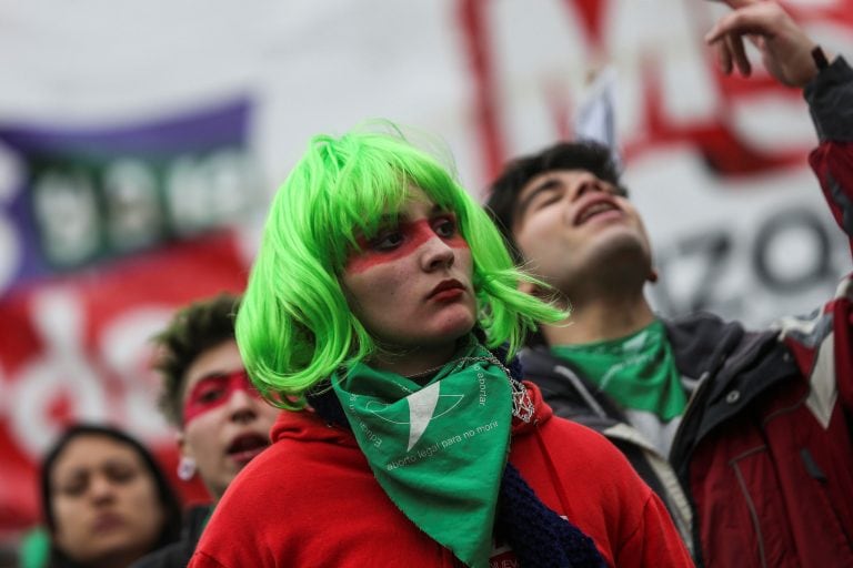 Centenares de personas a favor de la ley del aborto se manifiestan hoy, miércoles 08 de agosto de 2018, en el exterior del Senado en Buenos Aires (Argentina). 
EFE/David Fernández