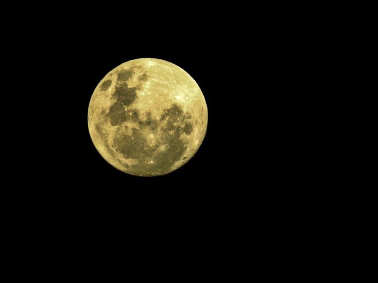 Superluna en Córdoba, las primeras fotos del fenómeno ocurrido este lunes 18 de febrero. (Fotos @marcecandu)