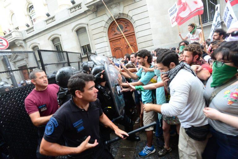 Incidentes frente a la Legislatura porteña en la protesta contra la Universidad docente.