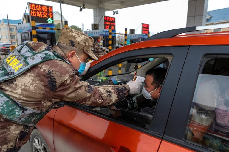 Las autoridades controlan la temperatura de los ciudadanos en Wuhan (AP)