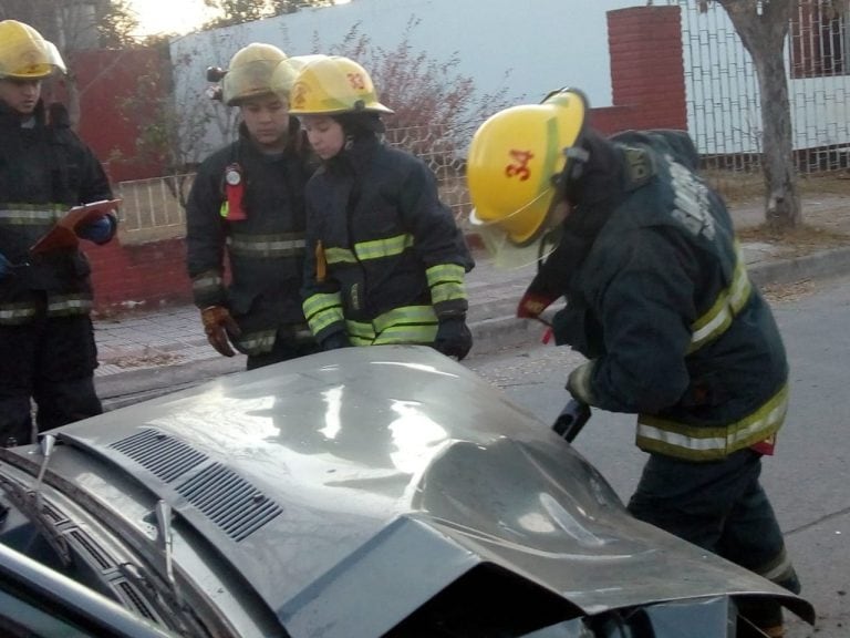 un automovil impactó desde atrás a un camión estacionado en Arroyito