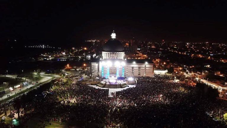 Miles de fieles se convocaron durante la medianoche pese al paro.