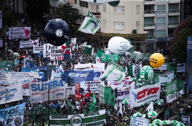 BAS12. BUENOS AIRES (ARGENTINA), 21/02/2018.- Miles de personas participan hoy, miércoles 21 de febrero de 2018, en una marcha por la Avenida 9 de Julio de Buenos Aires (Argentina), convocada por el sindicato de Camioneros de Argentina, a la que se adhieren otros gremios y organizaciones, para protestar contra la gestión del Gobierno que ha generado polémica por las voces que acusan al líder del gremio, Hugo Moyano, de convocarla en su propio beneficio. EFE/David Fernández