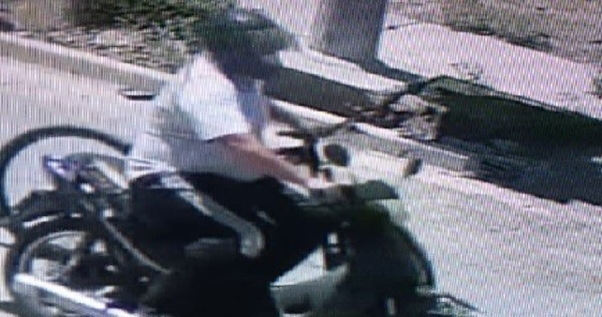 Video: aprovechó que un albañil estaba trabajando y le robó la bicicleta