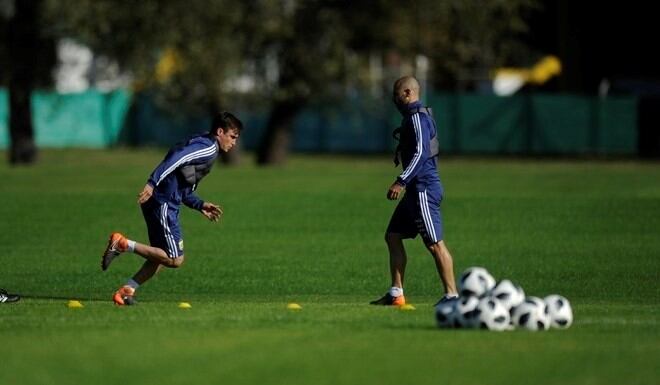 Tagliafico y Mascherano entrenando