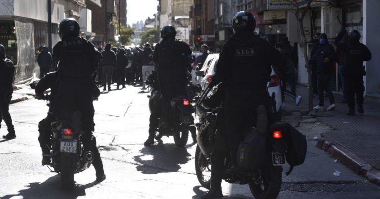 Corridas, disturbios y disparos en la protesta de UTA Córdoba.