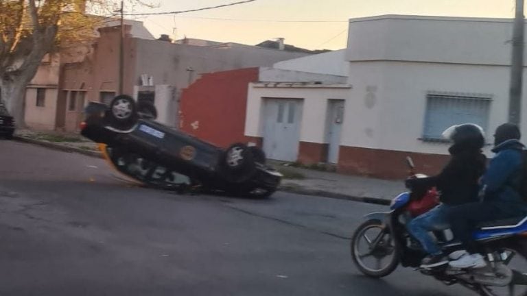 El siniestro vial ocurrió en la esquina de Santa Fe y Pascual Rosas. (Twitter)