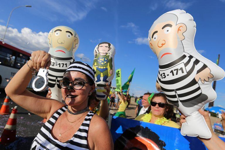 BRA09. BRASILIA (BRASIL), 24/01/2018.- Detractores del expresidente brasileño Luiz Inácio Lula da Silva celebran la decisión que ratifica la condena a Lula hoy, miércoles 24 de enero de 2018, en Brasilia (Brasil). La Justicia brasileña ratificó hoy la condena por corrupción pasiva y lavado de dinero contra el expresidente Luiz Inácio Lula da Silva (2003-2010) en una causa relacionada con el escándalo por los desvíos en la petrolera estatal Petrobras. EFE/Joédson Alves