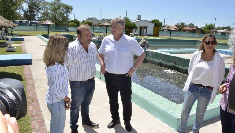 El intendente Gallotti (de camisa a rayas) junto a los funcionarios del Gobierno provincial (Gobierno de La Pampa)