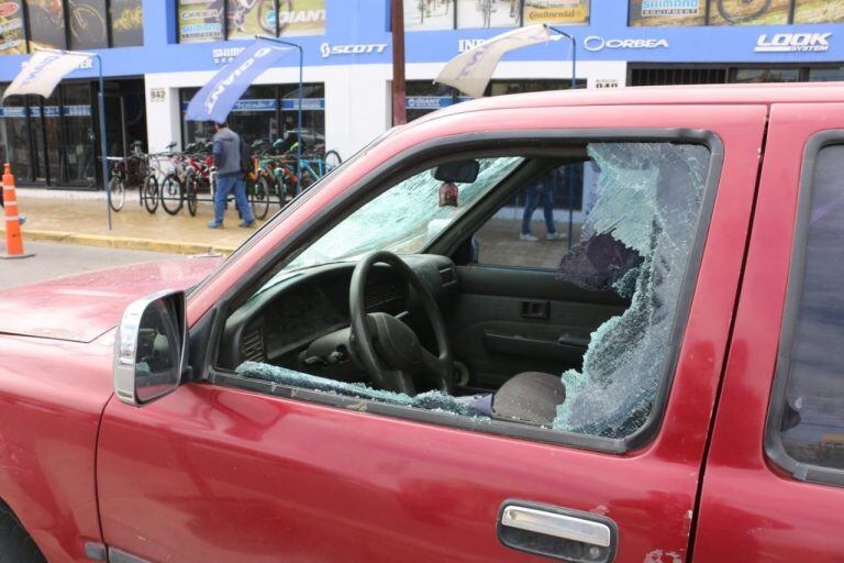 El auto del sujeto, con los vidrios rotos.