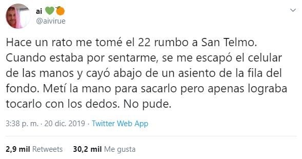 La odisea de un joven para rescatar su celular, que había caído debajo de un asiento del colectivo