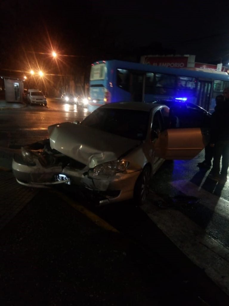 El choque ocurrió con el asfalto mojado en la esquina de Mendoza y Alsina. (@maxiklan)