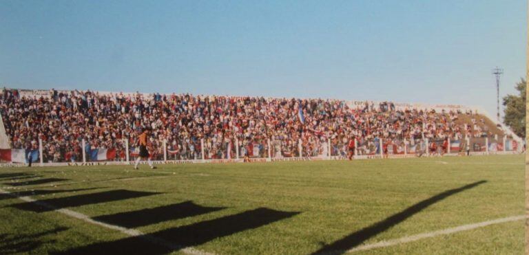 Vista de la tribuna ocupada por hinchas de Rosario desde el córner que da a Mitre y Saenz Peña