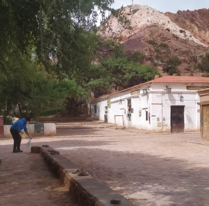 La tradicional postal en la esquina del algarrobo de Purmamarca, ahora sin turistas ni vendedores de recuerdos y artesanías, uno de los efectos de la pandemia en la economía de la región.