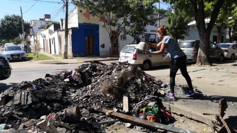 Puesteros ingresaron a limpiar el predio incendiado con peligro de derrumbe