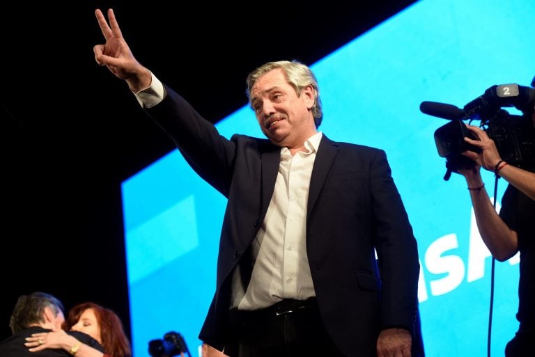 Alberto Fernández celebra el domingo ante miles de simpatizantes, luego de que el escrutinio provisorio concluyera que será el próximo presidente de la Argentina. Crédito: EFE/ Fabián Mattiazzi.