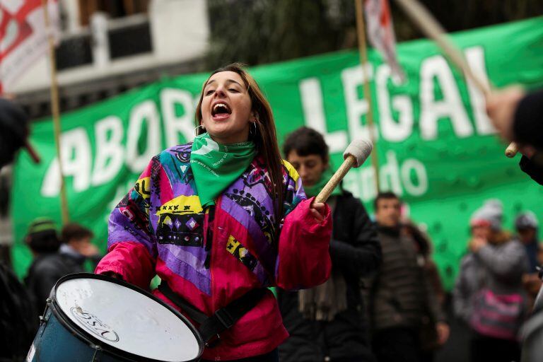 Personas a favor de despenalizar el aborto se manifiestan en el exterior del Congreso