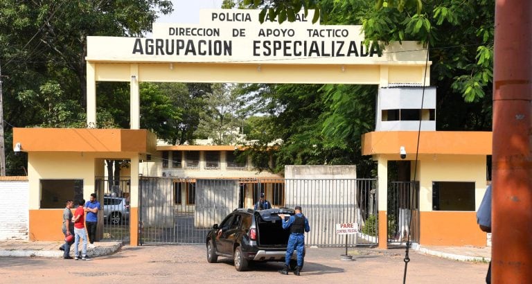 Entrada a la cárcel donde permanece encerrado Ronaldinho.