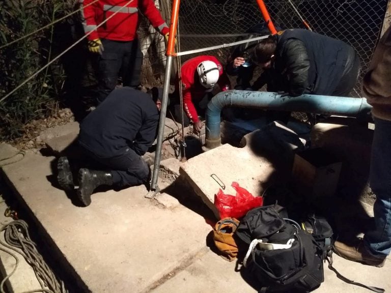 Trabajos en el pozo para recuperar el cuerpo.