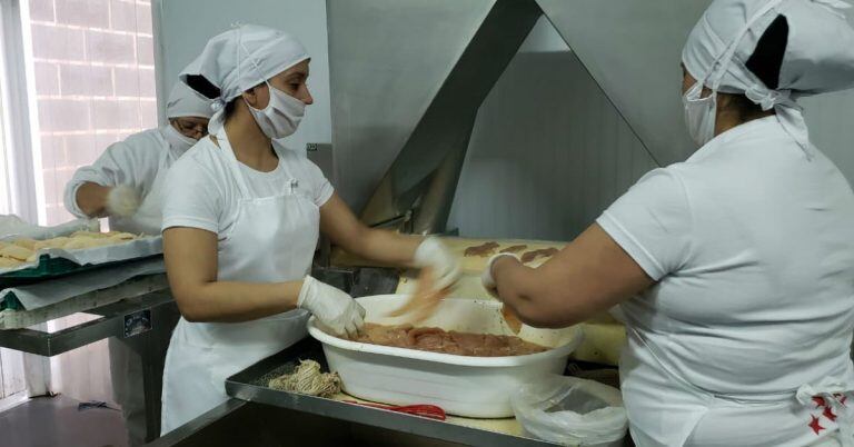 Un recorrido por la planta industrial de Lutti, emprendimiento cordobés que prepara mil kilos de milanesas por día.