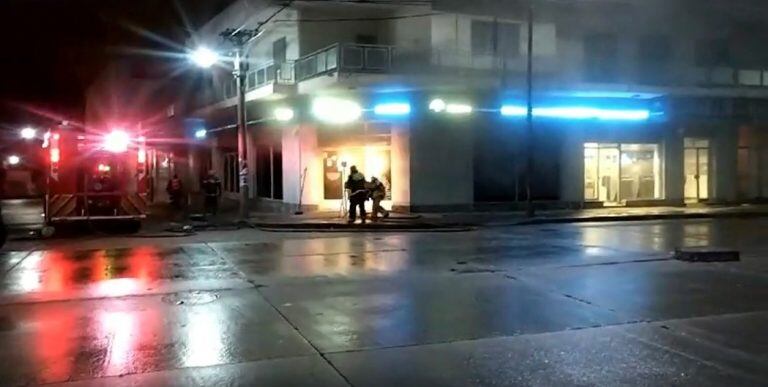 Apenas arribados al lugar, los bomberos trabajaron en el ingreso principal a la sucursal, para luego intentar acceder por la puerta lateral del pasaje Baigorria.