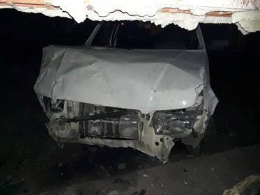 El frente del auto quedó destruido.