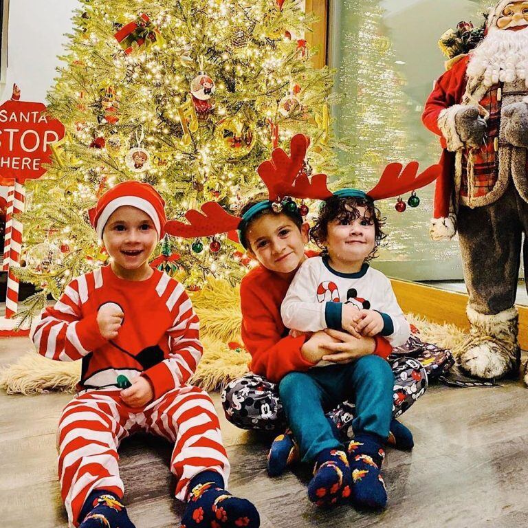 Mateo, Thiago y Ciro desplegaron sus sonrisas a la espera de los regalos del 25 de diciembre. (@antonelaroccuzzo)