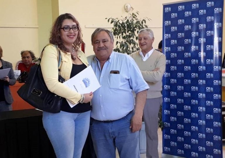 Entrega de títulos de propiedad a vecinos de la ciudad.