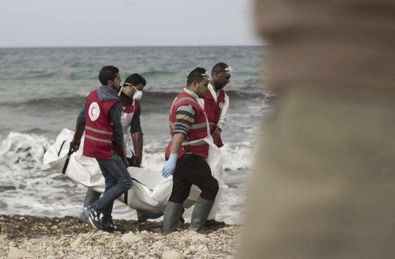 LIB02 AL ZAWIYA (LIBIA) 21/02/2017.- Fotografía facilitada por la Media Luna Roja Luna Roja libia que muestra a voluntarios durante las labores de retirada de docenas de cadáveres de refugiados ahogados que fueron arrastrados por la corriente hasta la cos