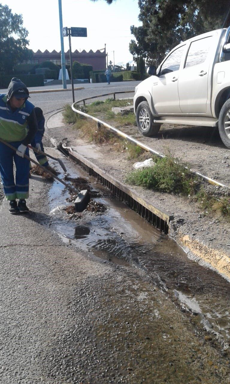 Se despejaron pluviales y canales para permitir el paso del agua.