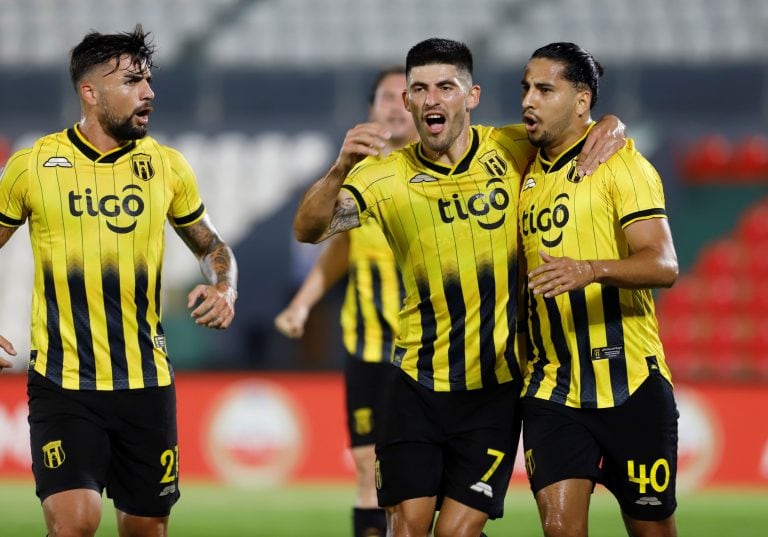 El jugador de Guaraní Cecilio Domínguez celebra un gol con José Florentín / EFE/ Nathalia Aguilar