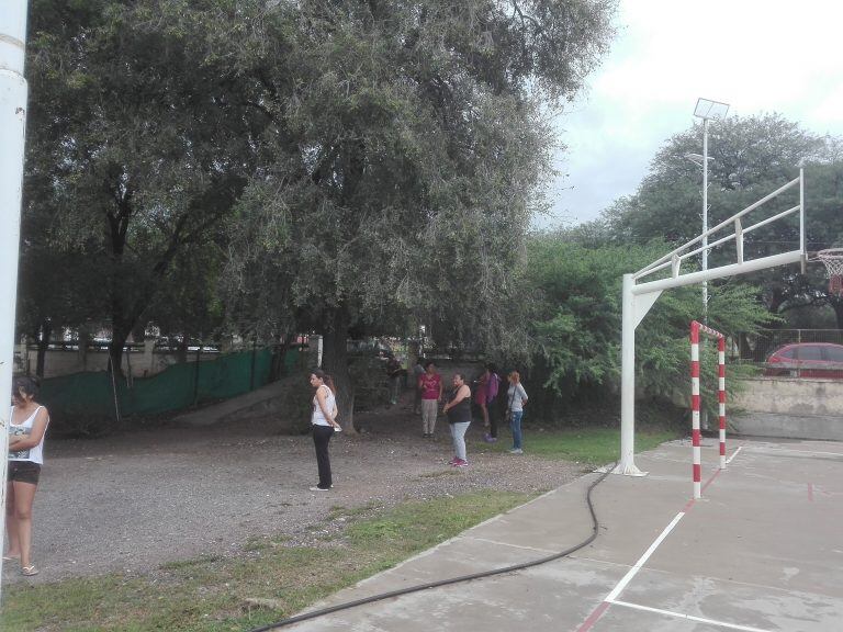 La fila de personas para la entrega de módulos respetó la distancia recomendada.