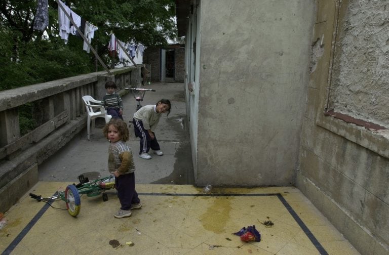 Niños de familias que usurparon el edificio.