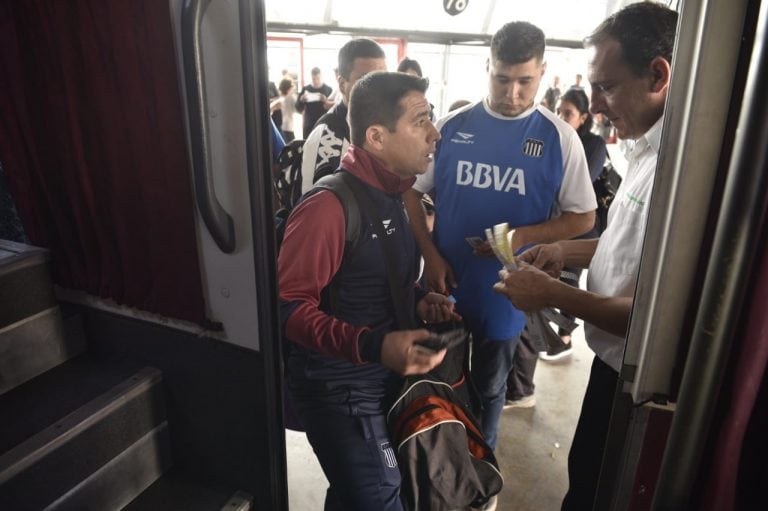 Los hinchas de Talleres salieron este lunes 11 de febrero desde la Terminal de Ómnibus para alentar al Matador en su partido contra San Pablo.