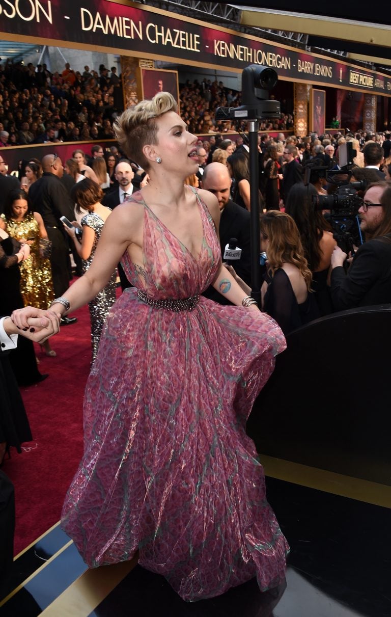 Scarlett Johansson arrives on the red carpet for the 89th Oscars on February 26, 2017 in Hollywood, California.  / AFP PHOTO / Robyn BECK