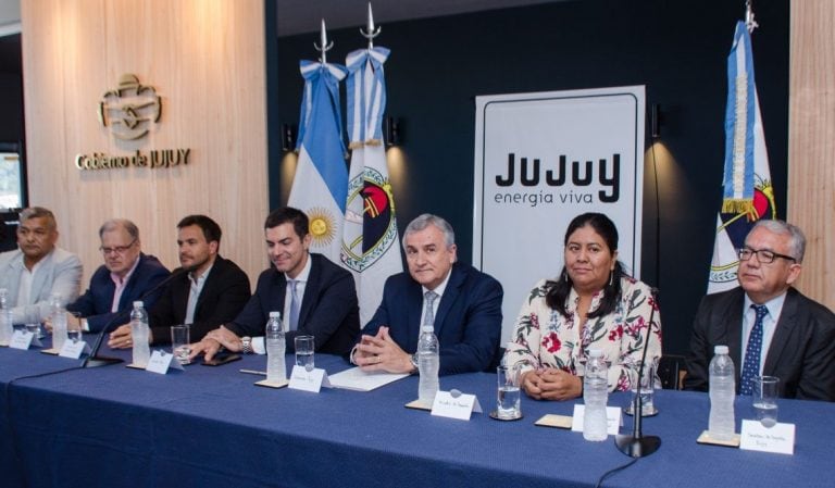 Junto a Morales y Urtubey estuvieron en el acto la ministra de Desarrollo Humano de Jujuy, Natalia Sarapura; su par de Turismo, Federico Posadas; el secretario de Deportes de Salta, Federico Abud; el delegado del Consejo Federal de Fútbol, Rubén Alderete; el presidente de la Federación Jujeña de Fútbol, Julio Bravo, y su similar de la Liga Salteña, Sergio Chibán.